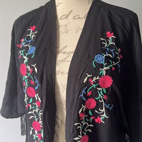 Summer Cover Up Embroidered Small/Medium floral design short sleeve - Picture 2 of 5